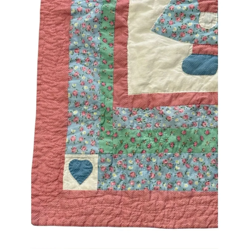Vintage Britannica Sun Bonnet Sue Wall Hanging or Crib Quilt 28” x 38”